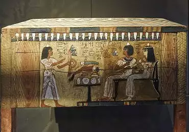Illustration de Makhteftaneb, fils de Khâ et Merit, offre des fleurs à ses parents. Tous portent sur la tête un cône de parfum sur la tête 