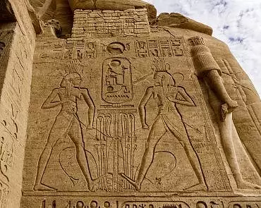 Illustration de le sema-taoui : deux génies Nil procèdent à la ligature du lys et du papyrus symboles de la Haute Egypte et de la Basse-Egypte