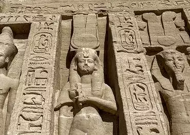 Illustration de la reine Nefertari porte un sistre cintré