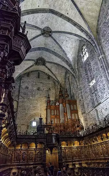Illustration de l'ensemble des stalles et l'orgue