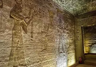 Illustration de Néfertari offre à la déesse Anouket les papyrus et le sistre-naos