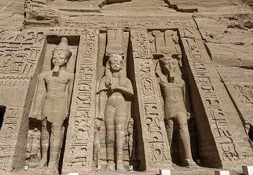 Illustration de Ramsès qui porte la pschent et la double couronne ornée de l'uraeus / Nefertari / Ramsès