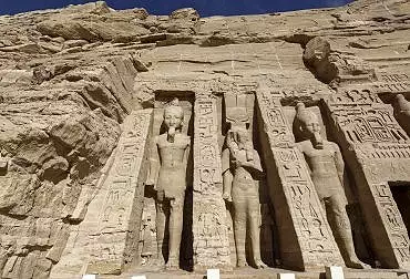 Illustration de "Ramsès aimé d'Amon" / "Nefertari aimée de Mout" / "Ramsès aimé d'Amon"