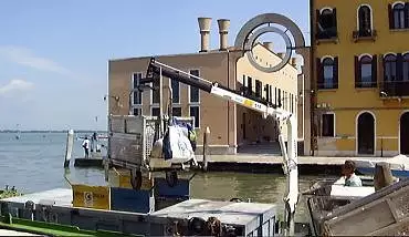 Illustration de Chargement des déchets sur une barge