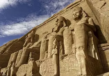Illustration de les faucons Horus et le roi représenté en Osiris aux pieds des colosses 3 et 4