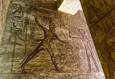 Illustration de le roi massacre les ennemis devant Rê-Horakhty qui lui tend la harpé / une hampe derrière le roi symbolise son ka