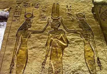 Illustration de couronnement de Néfertiti par les déesses Hathor "maitresse d'Ibchek" et Isis "mère du dieu"