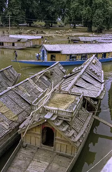 Illustration de déplacement d'une maison flottante