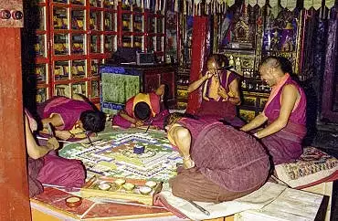 Illustration de Ladakh / construction d 'un mandala