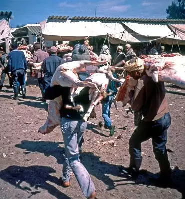 Illustration de La course à la viande vers les étals
