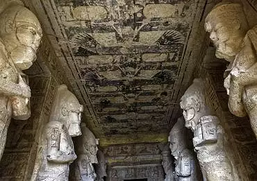 Illustration de le plafond de la première salle hypostyle est décoré de vautours tenant dans leurs serres des éventails de plumes pour protéger les cartouches du roi