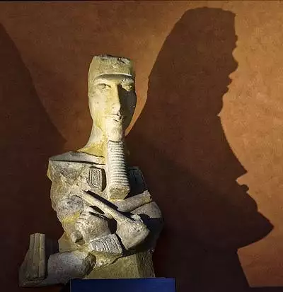 Illustration de Akhénaton au musée du Louvre