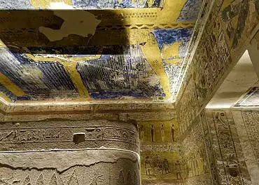 Illustration de le sarcophage du roi et le dieu Shou supportant la déese du ciel Nout