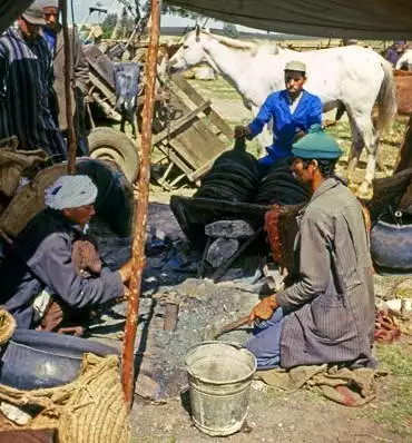 Illustration de Battage du fer et préposé aux soufflets en action