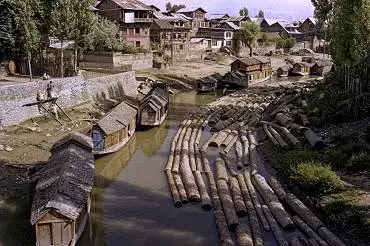 Illustration de sur un affluent de la rivière Jhelum
