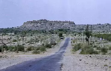Illustration de la forteresse de Jaisalmer apparait dans l'air brulant du désert