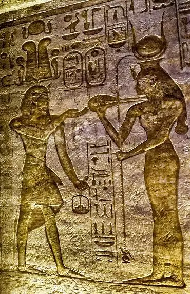 Illustration de Hathor offre son collier menat à Pharaon