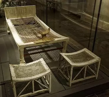 Illustration de lit et tabourets de Merit
