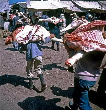 Illustration de La course à la viande vers les étals