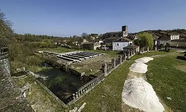 Illustration de le canal d'alimentation des turbines, les bassins de pisciculture et le village de La Rochebeaucourt