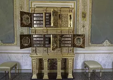 Illustration de Meuble à secrets