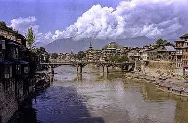 Illustration de la rivière Jhelum et le fort Parbhat