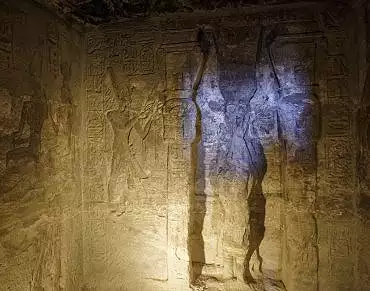 Illustration de la niche du sanctuaire abritant la déesse Hathor sous sa forme de vache