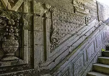 Illustration de le haut de l'escalier vers les terrasses