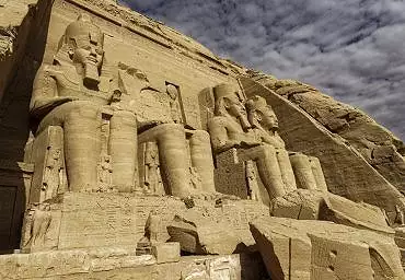 Illustration de des statues de reines, princesses, enfants royaux sont représentées aux pieds des colosses