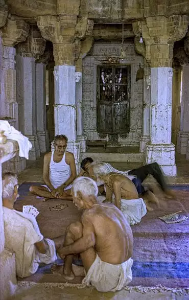 Illustration de partie de cartes dans un temple jaïn