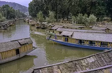 Illustration de déplacement d'une maison flottante