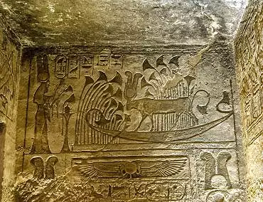 Illustration de Nefertari offre des fleurs à la déesse Hathor sous forme de vache dans une barque