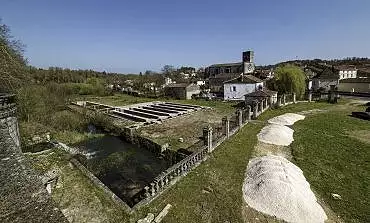 Illustration de le canal d'alimentation des turbines, les bassins de pisciculture et le village de La Rochebeaucourt