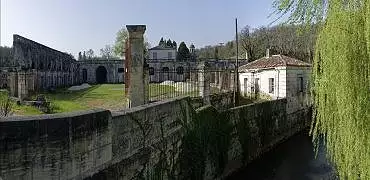 Illustration de vue d'ensemble du château en bord de Lizonne