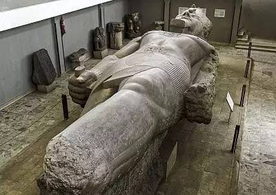 Illustration de Ramsès II à Memphis