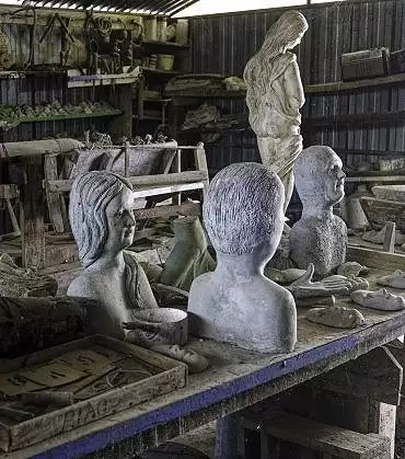 Illustration de l'atelier de Gabriel Albert / bustes en création
