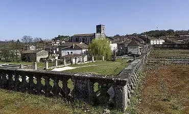 Illustration de la terrasse et le village de La Rochebeaucourt