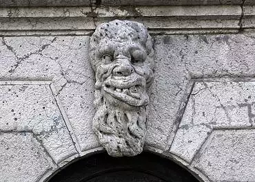Illustration de Le visage, dessiné par le prêtre Federico Zucconi à l'église Santa Maria Formosa, était célèbre à l'époque de sa construction. Certains disent que c'était autrefois un démon transformé en pierre et sculpté sur le côté de l'église pour effrayer les autres démons qui passaient. 