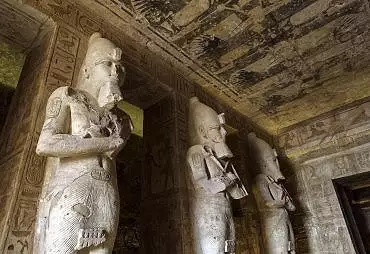 Illustration de les colosses osiriaques de gauche portent la couronne blanche de Haute Egypte