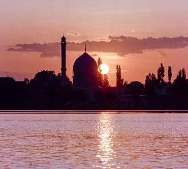 Illustration de la mosquée Hazratbal qui conserve des cheveux du Prophète