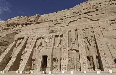 Illustration de les colosses de 10 mètres : Ramsès, Nefertari, Ramsès, Ramsès, Nefertari, Ramsès