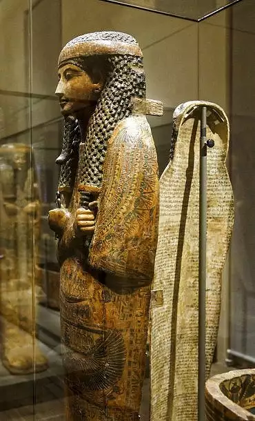 Illustration de couvercle du cercueil interne et intérieur du faux couvercle interne de Boutehamon avec un long texte en hiératique sur le rituel de "l'ouverture de la bouche"
