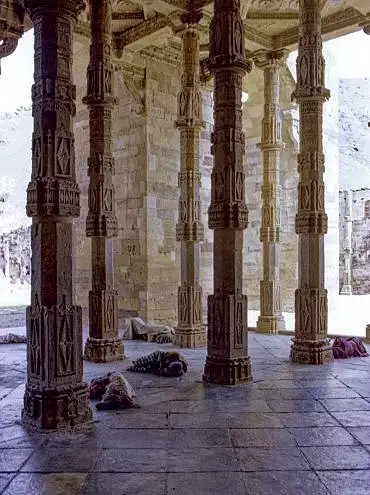 Illustration de Ajmer / Mosquée Adhai-din-ka-Jhonpra "des deux jours et demi" (vers 1200)