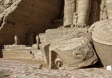 Illustration de tête du colosse 2 tombée lors d'un tremblement de terre