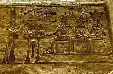 Illustration de Nefertari offre des bouquets à la triade d'Eléphantine Khnoum, Satet et Anouket