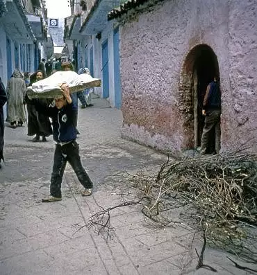 Illustration de L'enfant porte le pain à la sortie du four banal de Chaouen