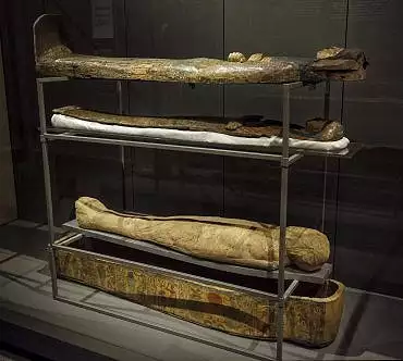 Illustration de cercueils de la troisième période intermédiaire (XXIème dynastie) : cuve externe, momie, faux couvercle (cartonnage), couvercle externe